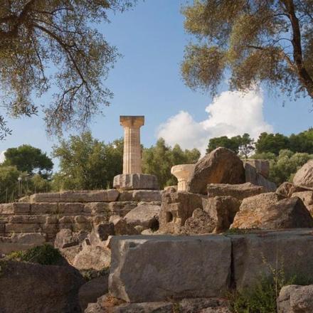 un monumento in cima ad alcune rocce e alberi