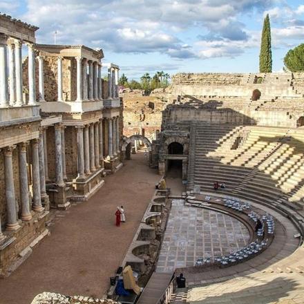 un amfiteatre entre les ruïnes d'un edifici