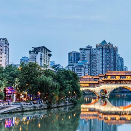 một thành phố có cầu, có sông và có tòa nhà
