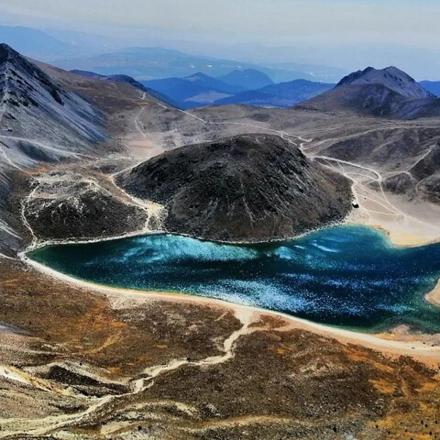 una isla en medio de una montaña