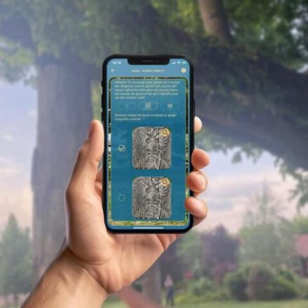 una persona que sosté un telèfon mòbil a la mà
