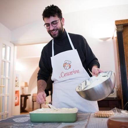 un home a la cuina preparant menjar en un bol