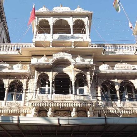un edifici blanc alt amb moltes finestres