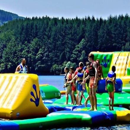 un grup de persones dempeus a l'aigua en un inflable