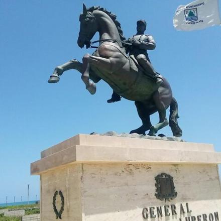 una estàtua d'un home muntant a cavall