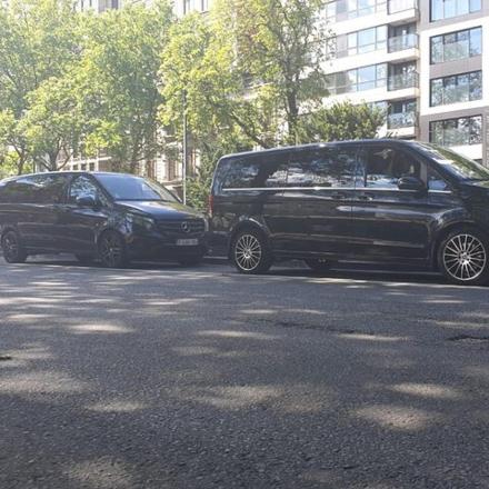 to svarte varebiler parkert ved siden av hverandre på en gate