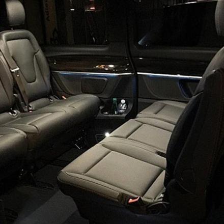 eine Rückansicht der Rücksitze eines Autos