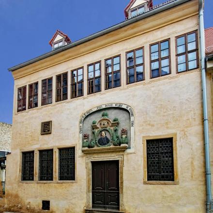 stary budynek z muralem na boku