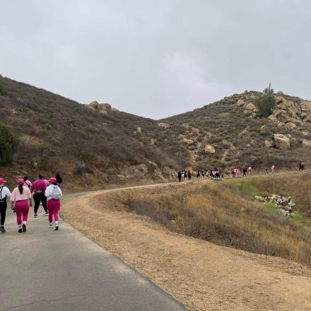 un grup de persones caminant per una carretera