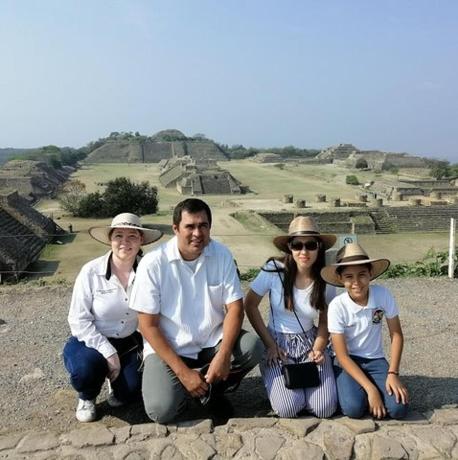 en familie poserer til et billede ved pyramiderne