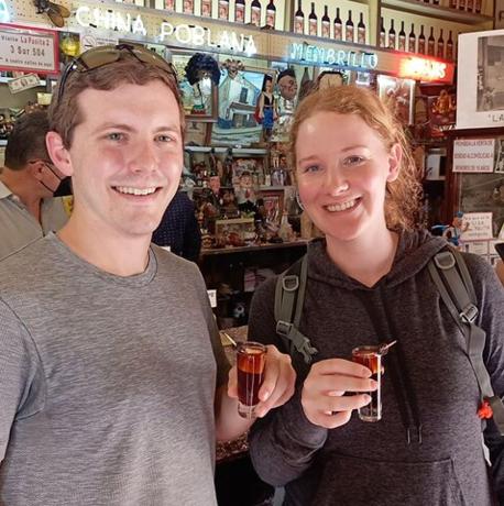 Un hombre y una mujer sosteniendo bebidas en una tienda