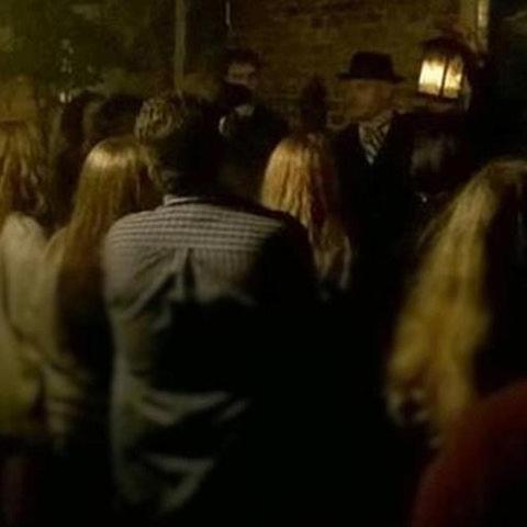 ihmisryhmä kävelee väkijoukossa