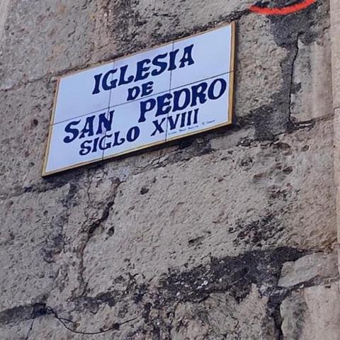 μια πινακίδα στην πλευρά ενός τοίχου από τούβλα