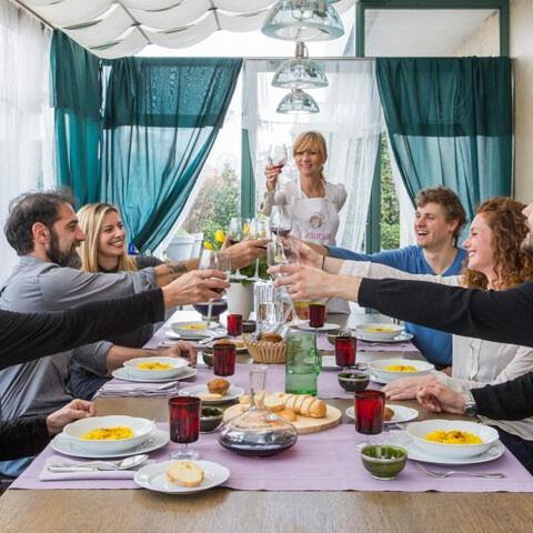 skupina lidí sedících kolem jídelního stolu