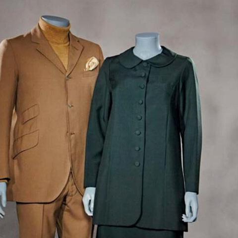 deux mannequins dans une vitrine dans un musée