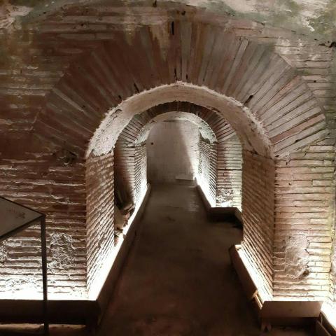 un corridoio vuoto in un vecchio edificio in mattoni