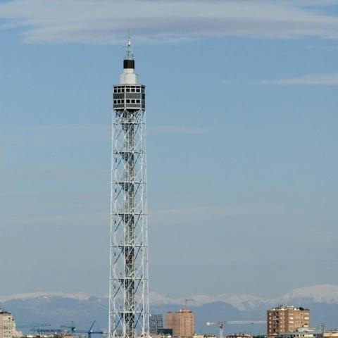 หอคอยสีขาวที่มีเมืองอยู่เบื้องหลัง