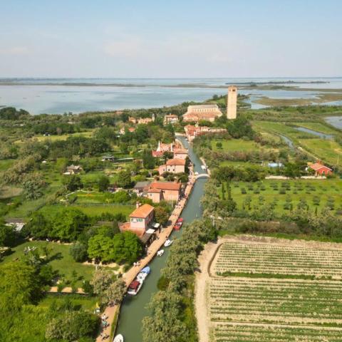 zračni pogled na selo uz rijeku