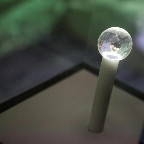 ไม้กอล์ฟวางทับไว้ด้านบน