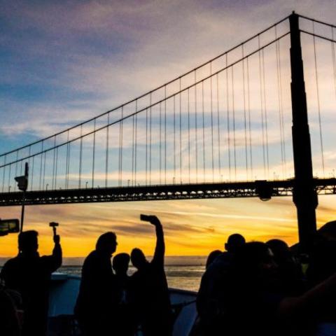 eine Gruppe von Menschen steht vor einer Brücke