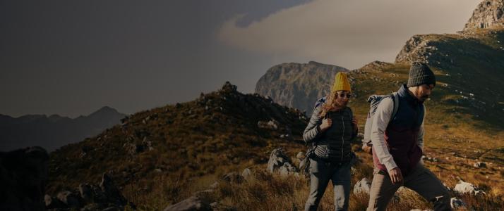 Ein Mann und eine Frau, die in den Bergen wandern