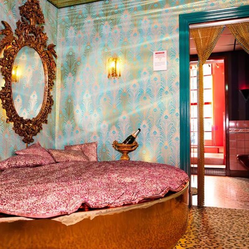 Ular bir-birining eshaklarini yalaydilar