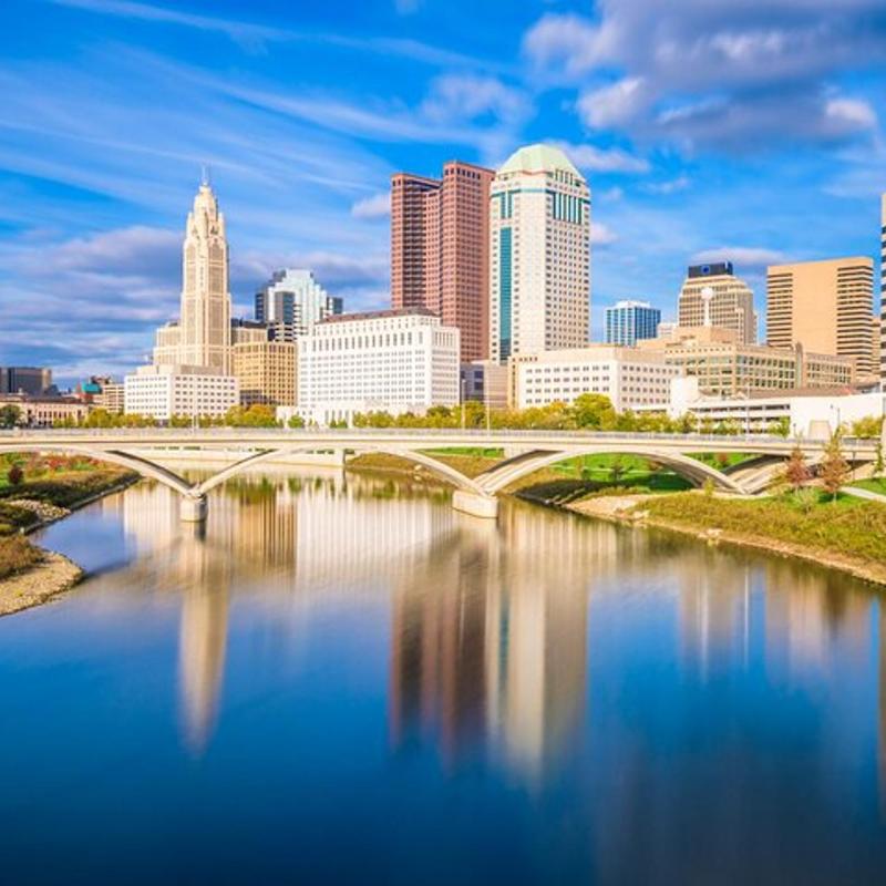 河上建有桥梁的城市天际线