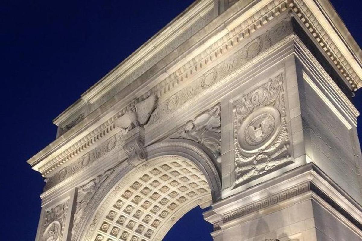 un grand bâtiment blanc avec une statue dessus