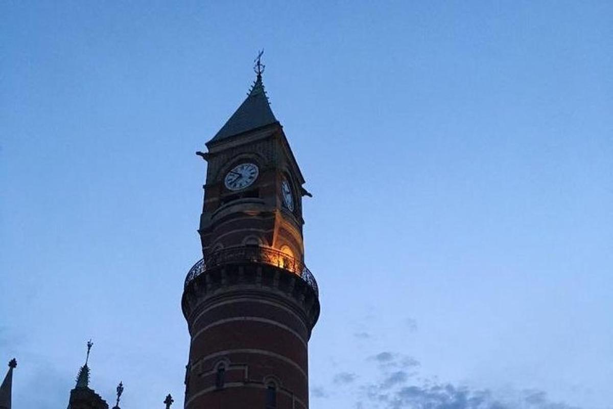 une grande tour d'horloge avec une horloge dessus