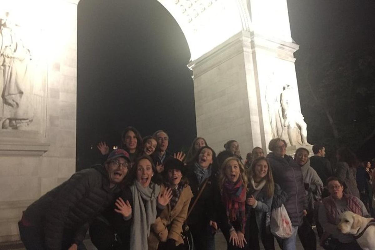 un groupe de personnes posant devant un bâtiment