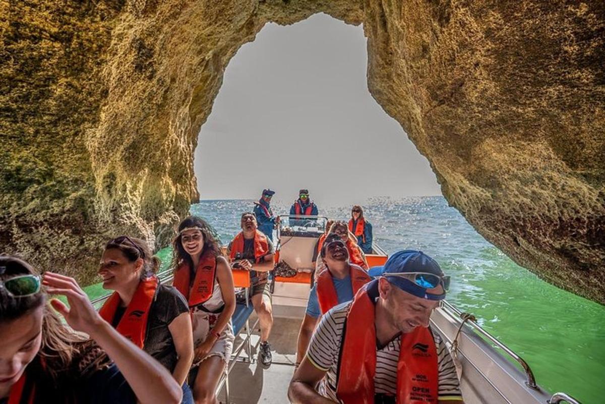 μια ομάδα ανθρώπων σε μια βάρκα σε μια σπηλιά