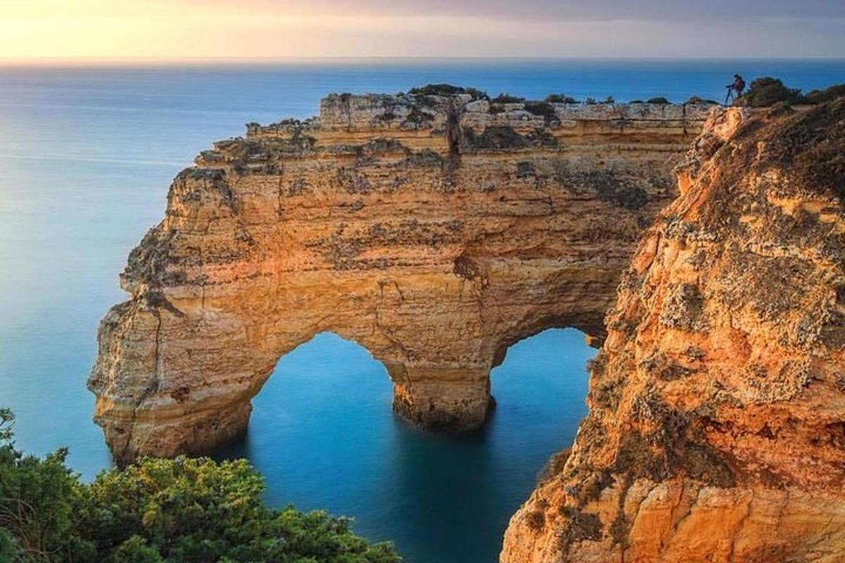μια αψίδα σε έναν σχηματισμό βράχου στον ωκεανό