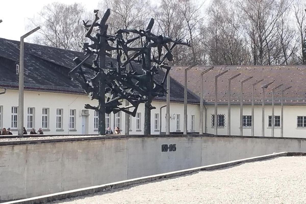 una scultura di un albero di fronte a un edificio