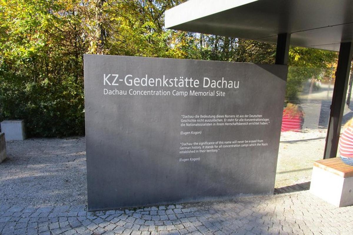 un cartello che dice kz geocaching institution dachussinidian construction