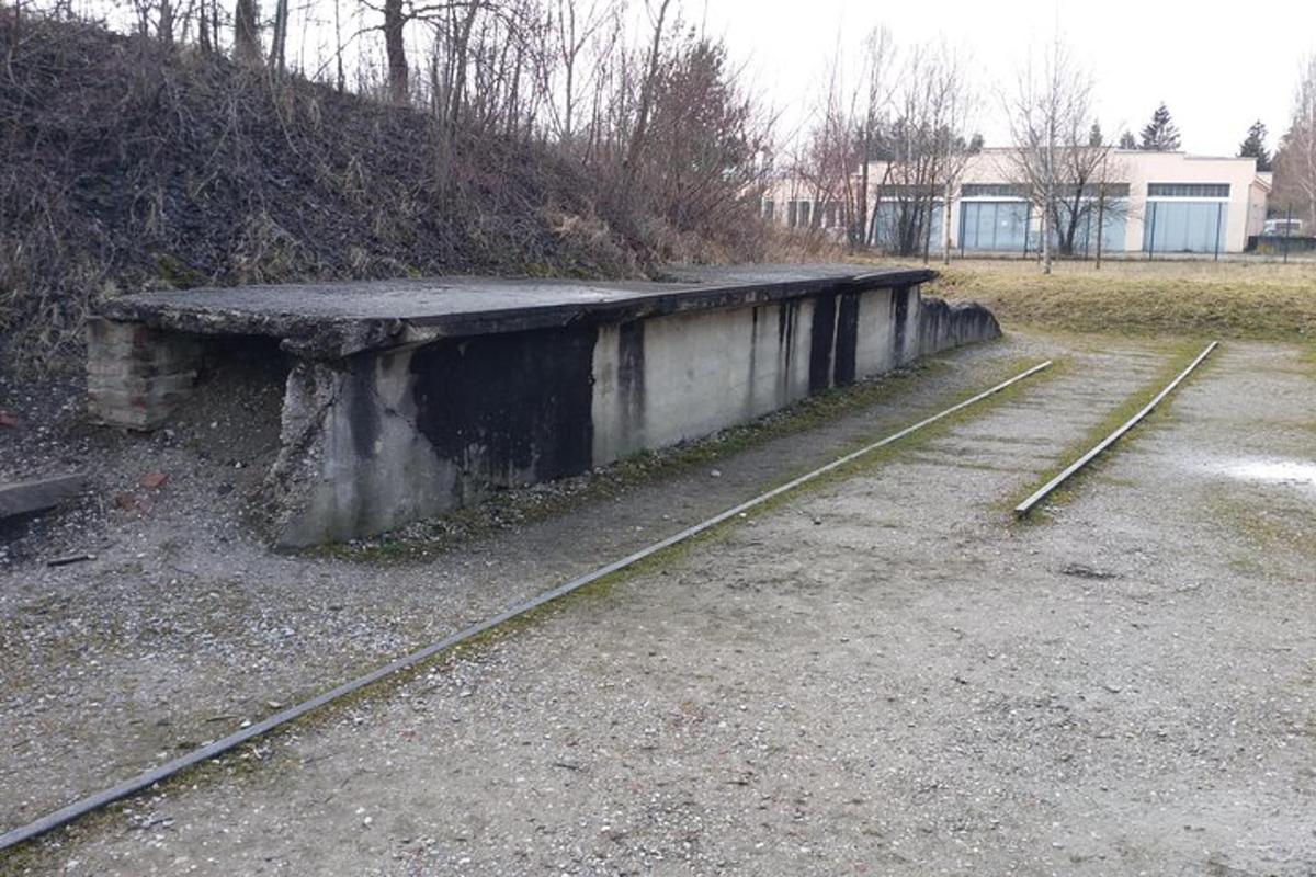 egy pad a vasúti sínek szélén ülve