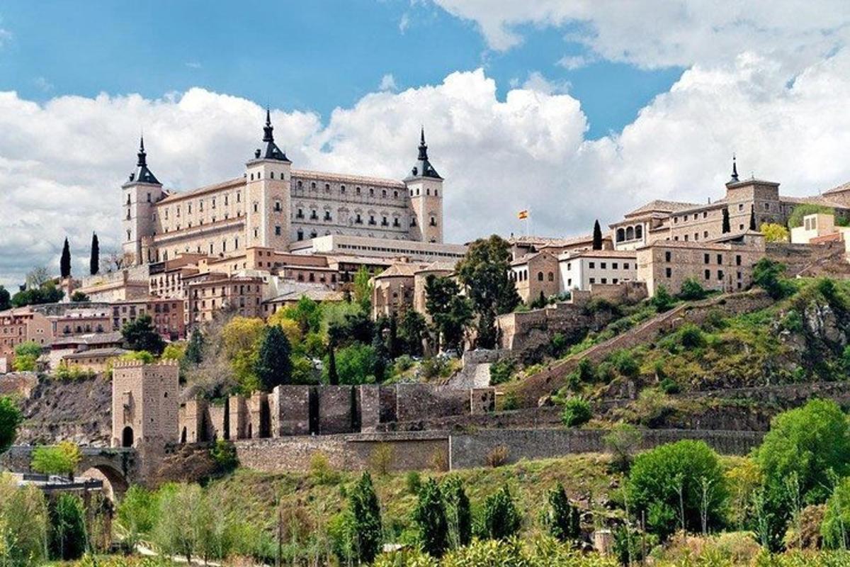 un grande edificio situato in cima a una collina
