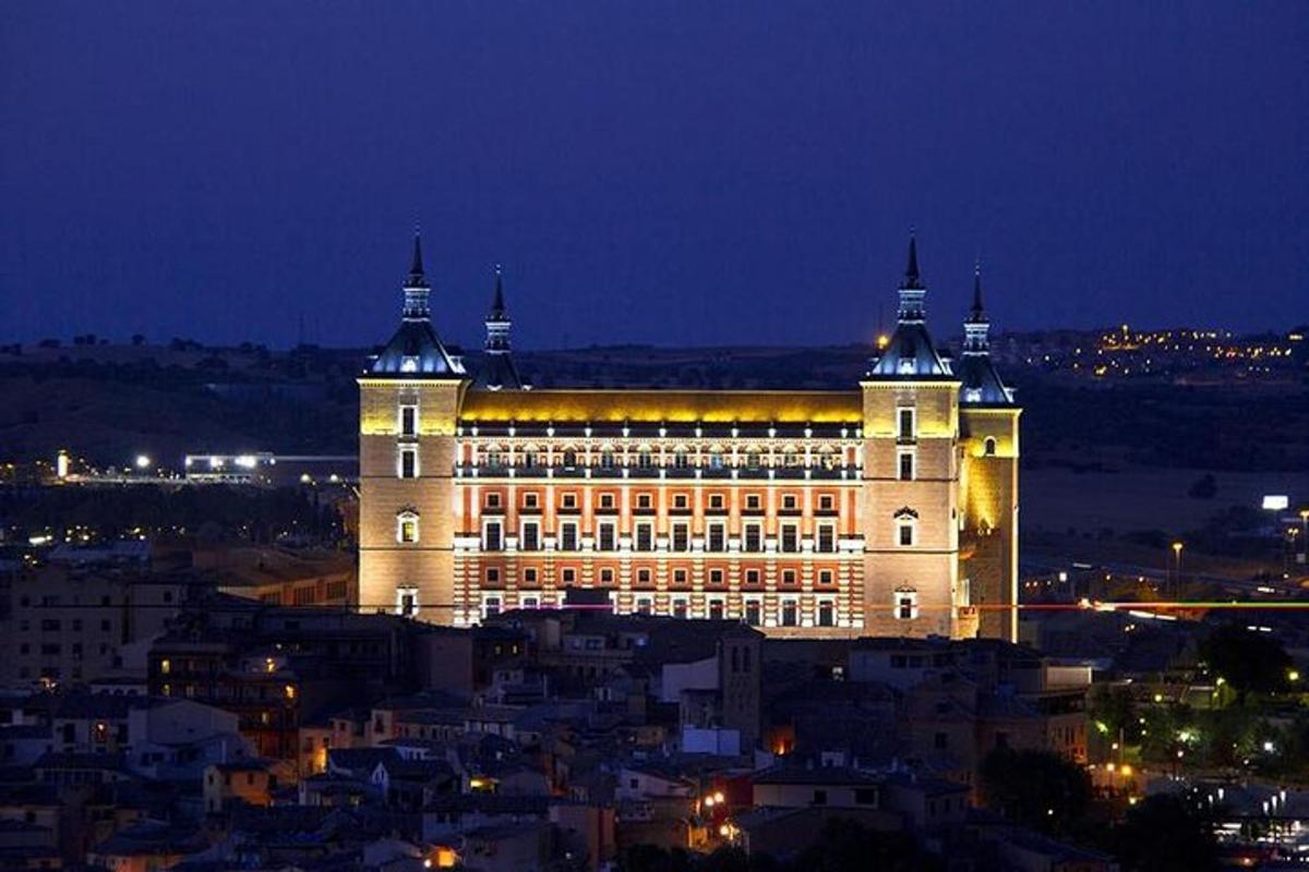 un grande edificio è illuminato di notte