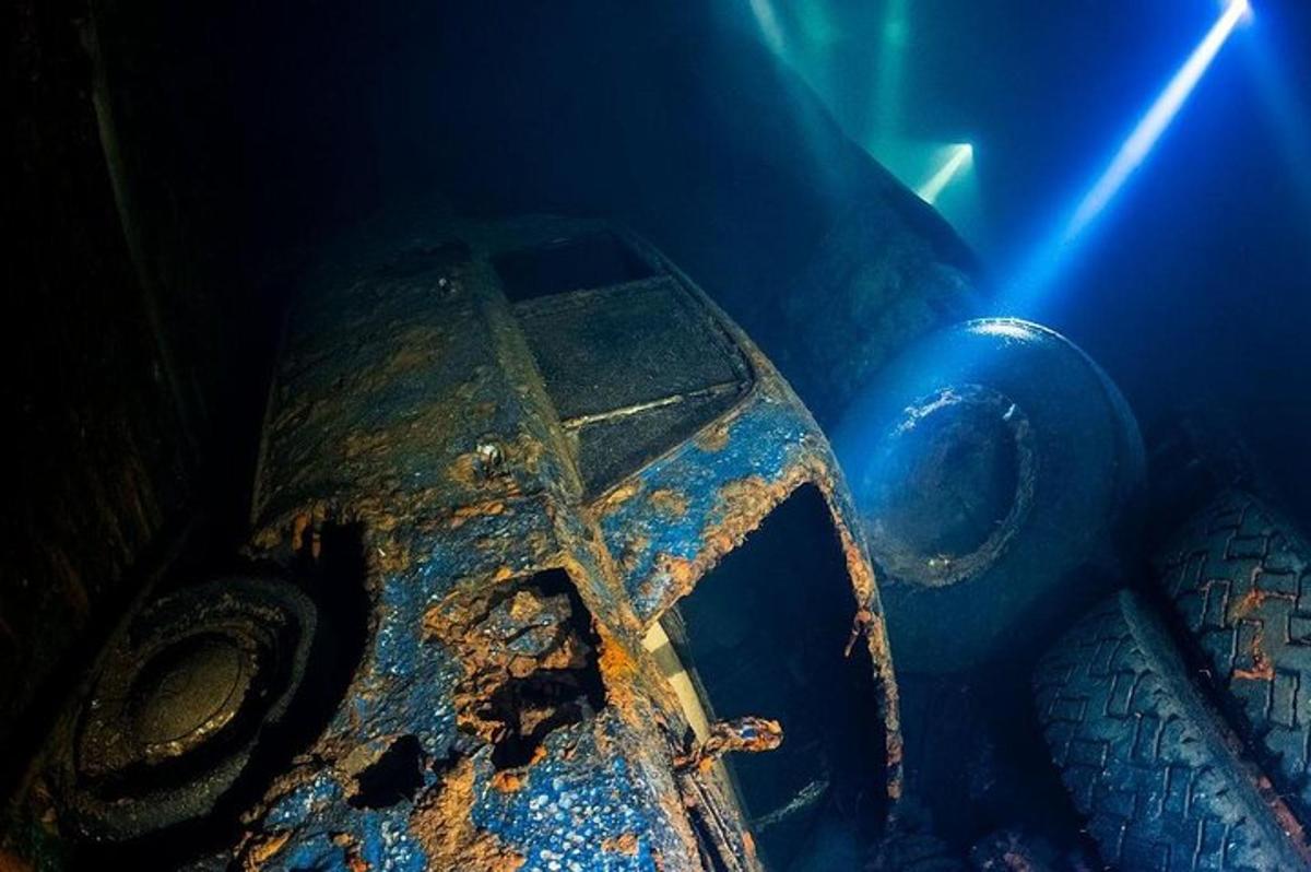 hrdzavý požiarny hydrant s modrým svetlom za ním