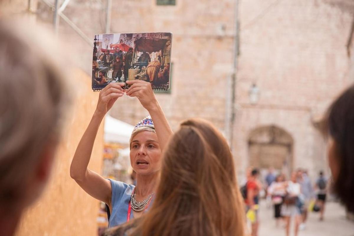 ženska, ki fotografira skupino ljudi