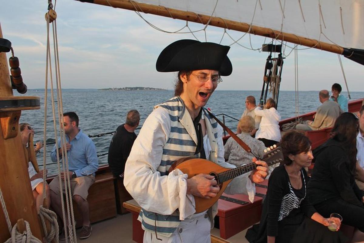 um homem tocando violão em um barco