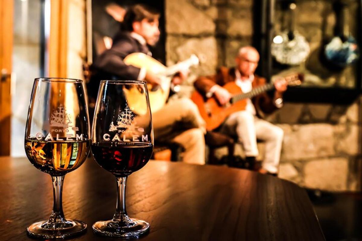 twee glazen wijn op een tafel met muzikanten