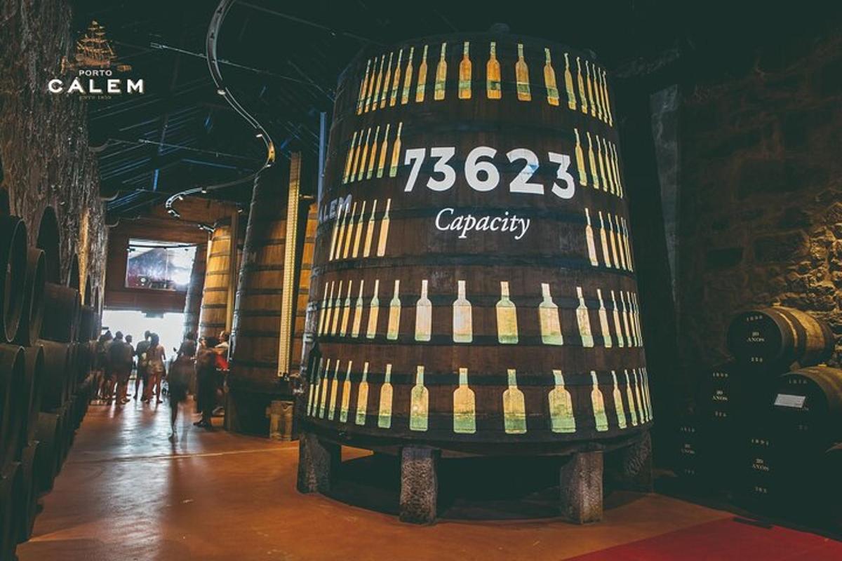 een grote fles wijn tentoongesteld in een gebouw