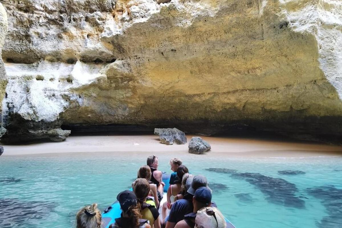 Un grupo de personas de pie frente a una cueva.
