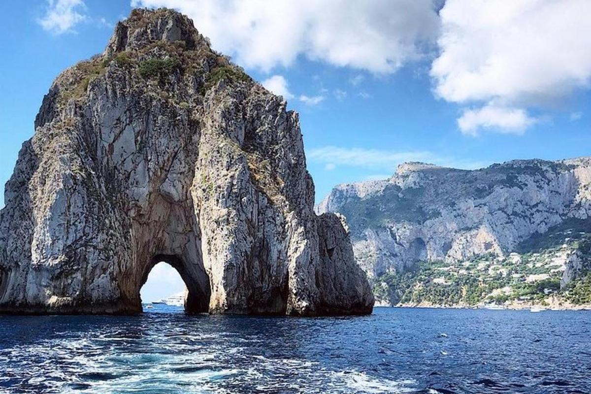 velika skalna formacija sredi vode