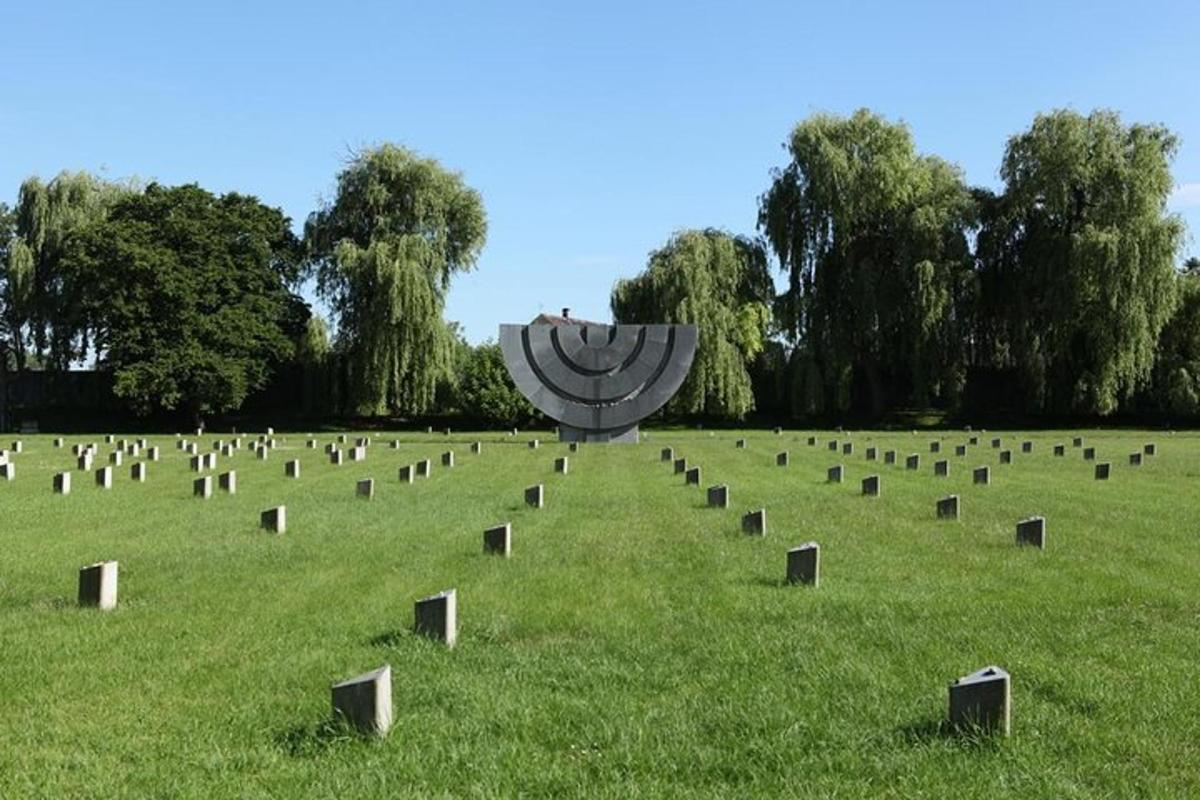 ein Feld mit einem großen Denkmal im Gras
