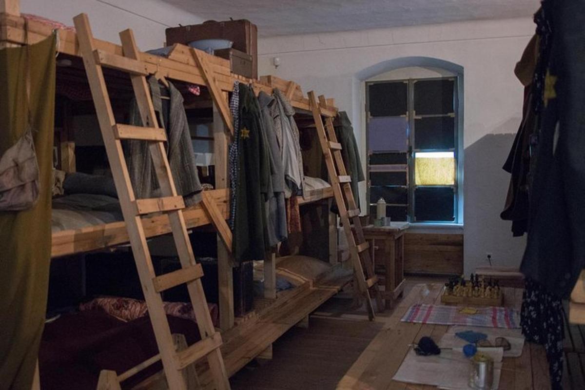 ein Zimmer mit zwei Etagenbetten und einem Fenster