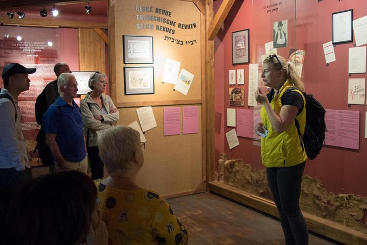 eine Gruppe von Menschen, die sich eine Ausstellung in einem Museum ansehen
