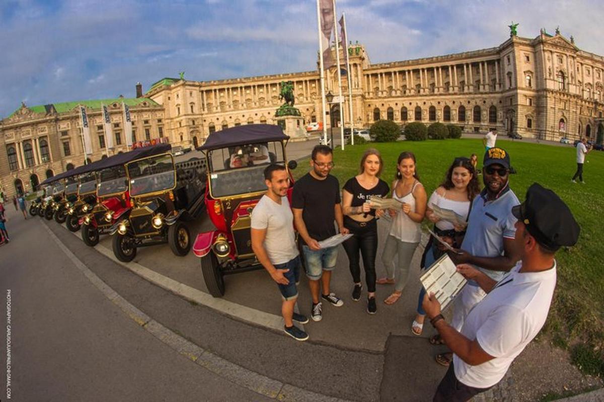 un gruppo di persone in piedi davanti a un edificio