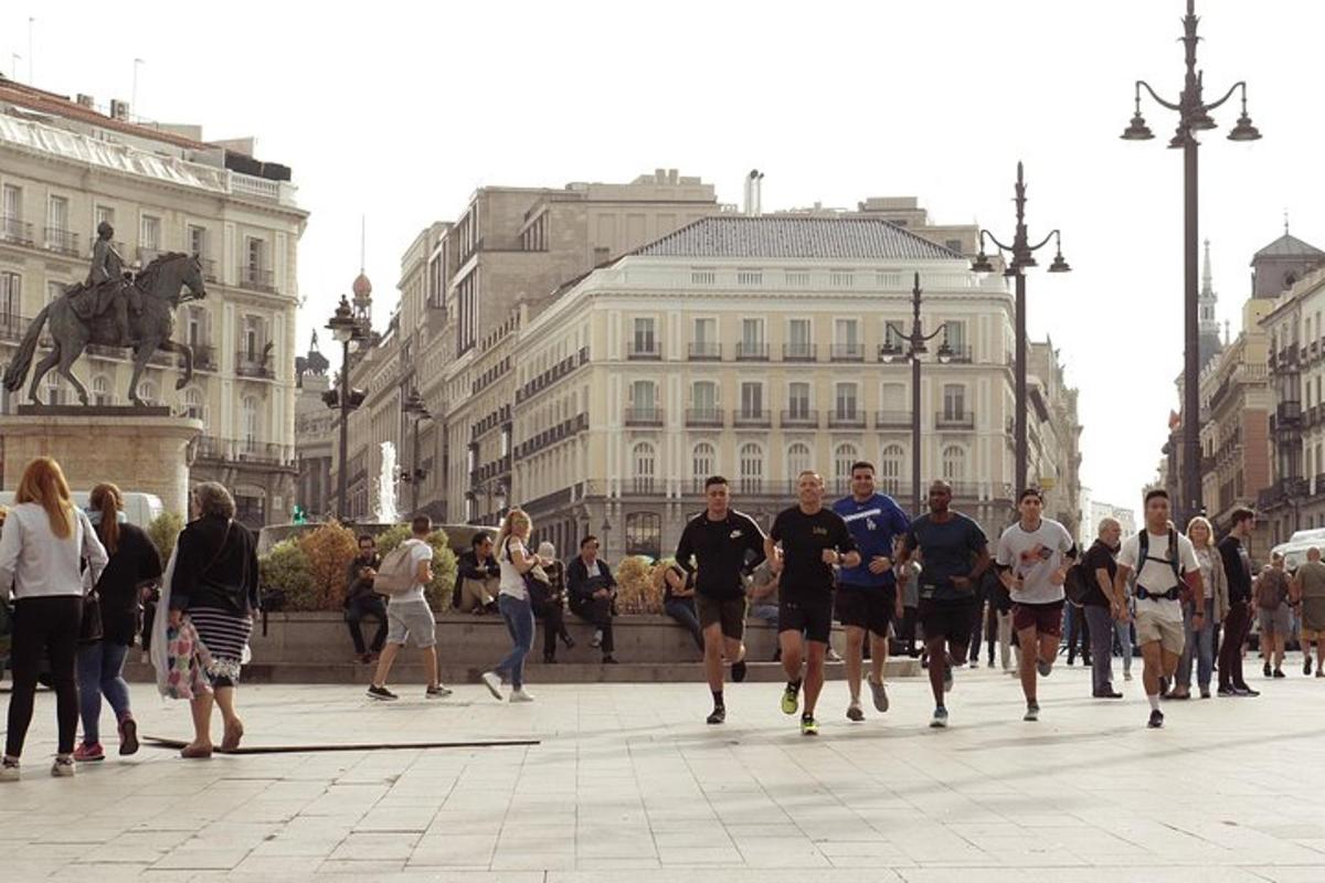 un grup de oameni care aleargă pe o stradă a orașului