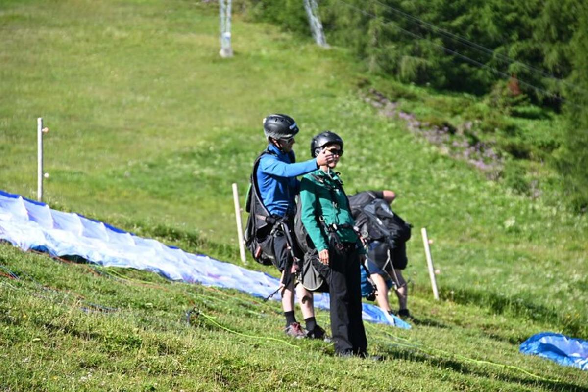 kaks inimest hobuse seljas põllul seismas